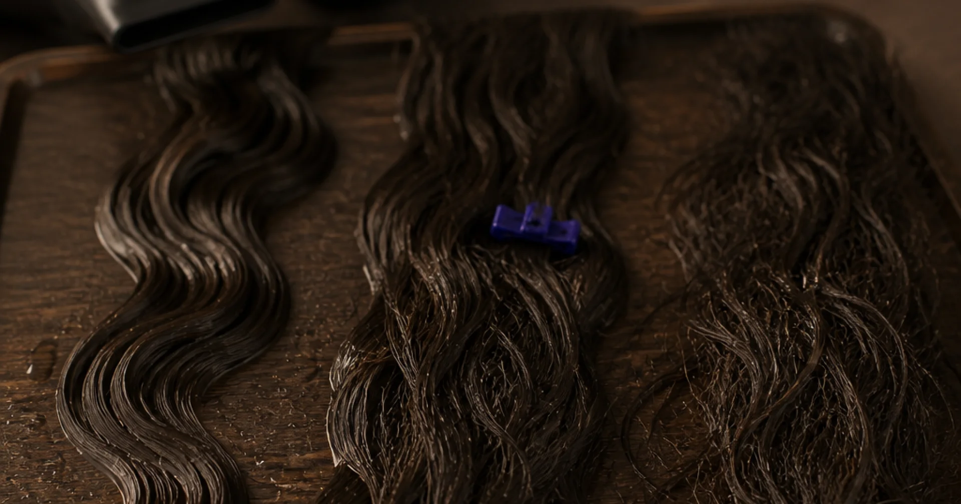 Séchage sur cheveux ondulés : la frontière entre boucles définies et frisottis se joue en trois réglages