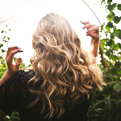 Masque cheveux protéiné : le soin réparateur qui renforce la fibre capillaire en profondeur