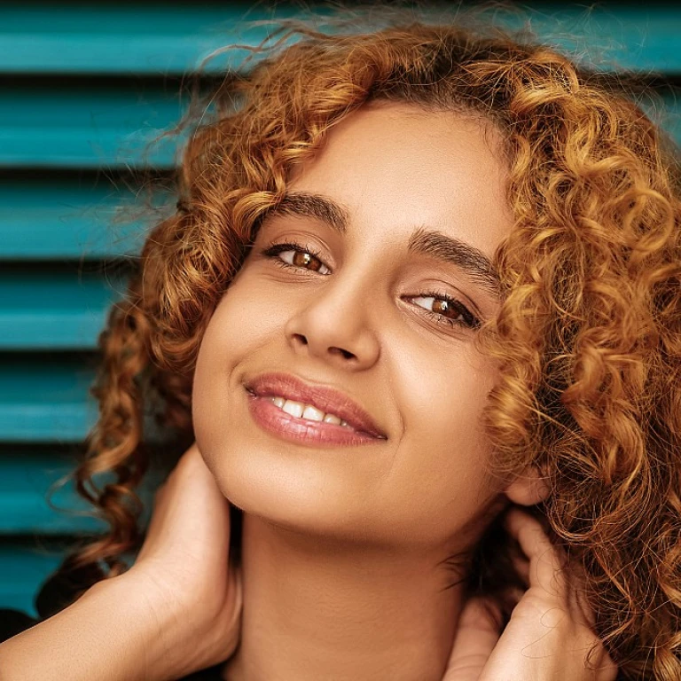 L'impact de la bétadine sur les cheveux blancs : mythe ou réalité ?