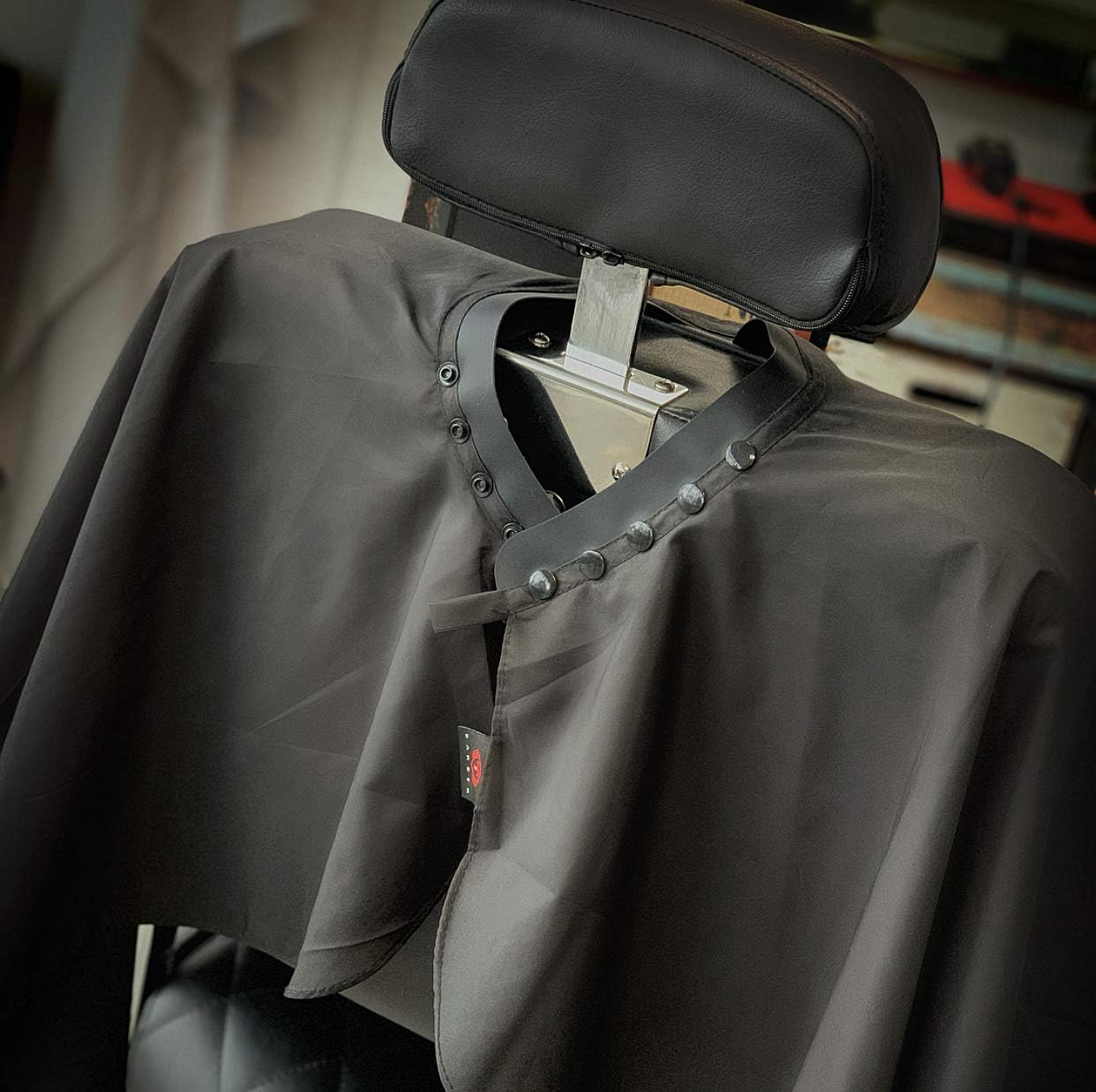 Cape de Coiffeur XXL, avec collier en silicone, 100% polyester, cape de barbier professionnel, 127 x 147 cm noir rouge