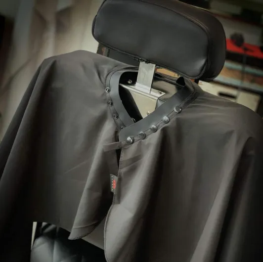 Cape de Coiffeur XXL, avec collier en silicone, 100% polyester, cape de barbier professionnel, 127 x 147 cm noir rouge
