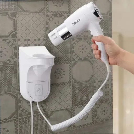 Test sèche-cheveux mural BAKAJI 1600 W : le modèle simple qui fait le job pour la salle de bain